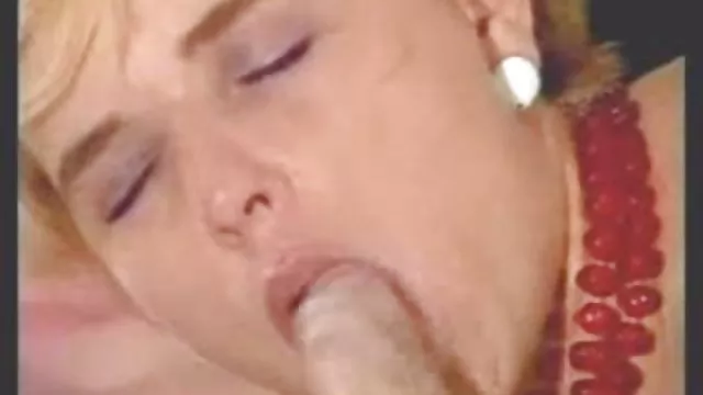 XXX hiçbir kayıt Güzel sarışın cum lezbiyen sex mobil duş önce bir masaj alır