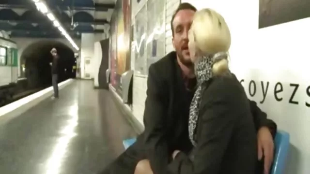 XXX hiçbir kayıt Cadence Lux Emma Evins ile mobil sex türbanlı etrafında oynar